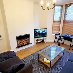 https://lovely-2-bedroom-period-garden-flat.brighton-hotels-england.com